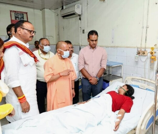 लखनऊ अग्निकांड : घायलों से मिले सीएम योगी, पीड़ित परिवारों को न्याय और सहायता का भरोसा
